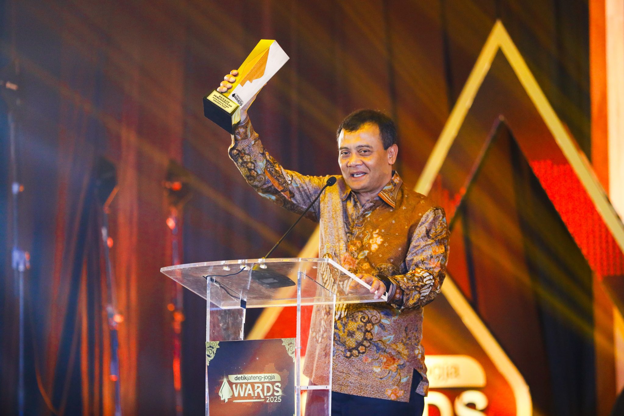Gubernur Ahmad Luthfi Dinobatkan Tokoh Pemimpin Kolaboratif Ppid Jateng